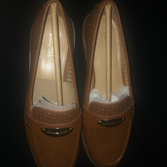Beautiful brown Micheal Kors shoes ideal for work. - Picture 2 of 3